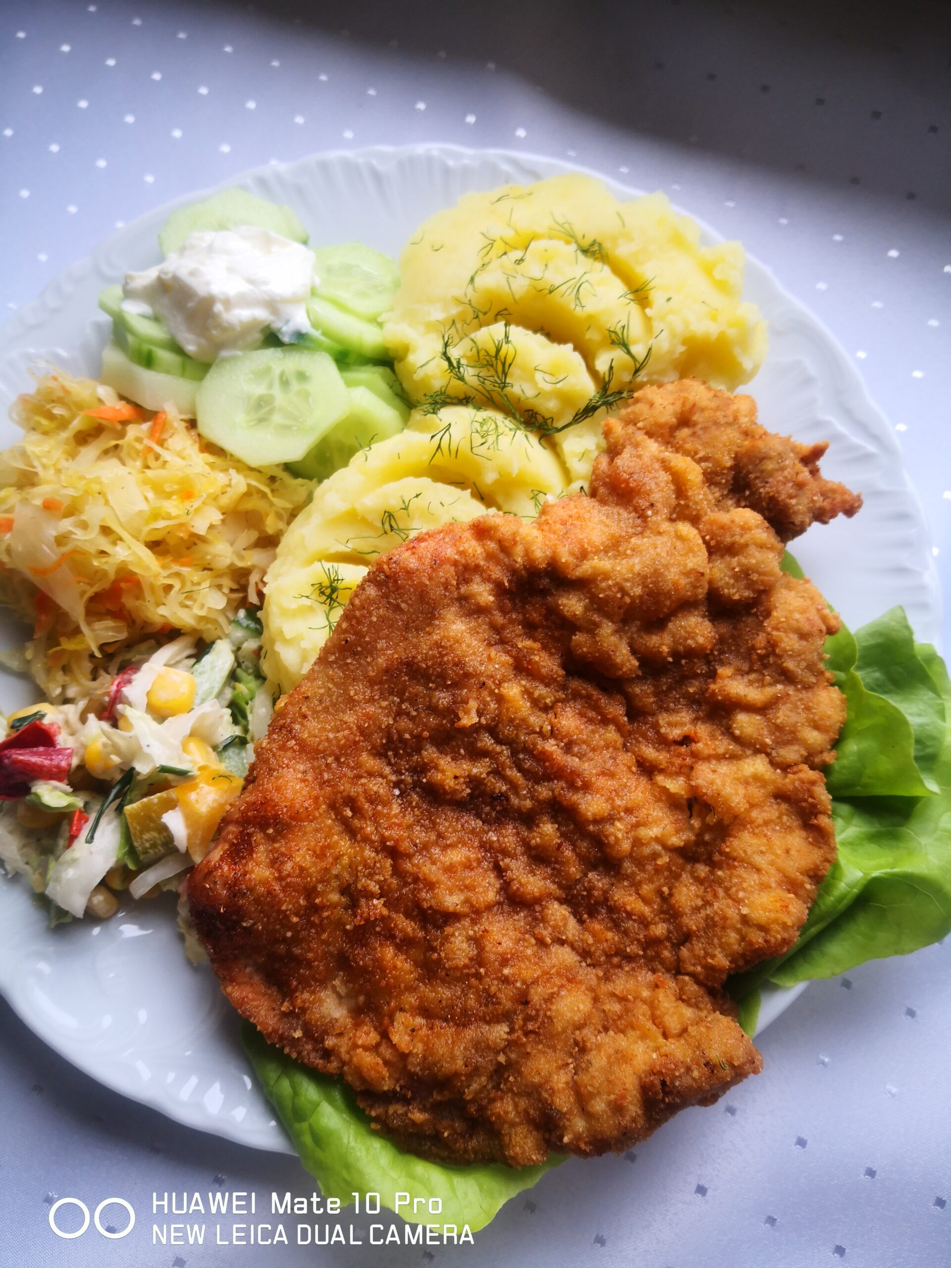 Kotlet schabowy, ziemniaki, surówka